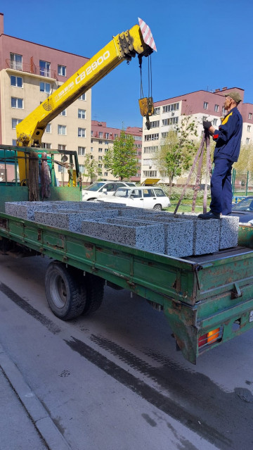 На первой очереди устанавливаем новые вазоны