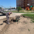 Ведутся работы по благоустройству придомовой территории дома Романтиков 4