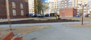Подсыпка и выравнивание газонов.