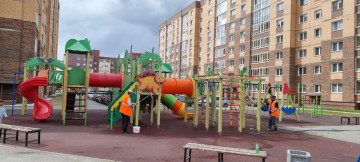 Помыли конструкции на детских площадках
